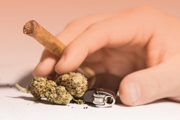 Сигарета и зажигалка